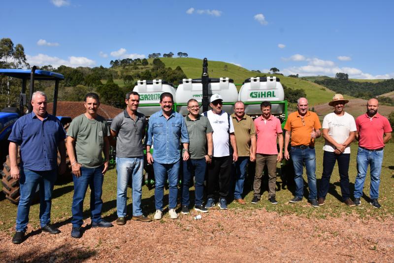 Vereadores participam de entrega de semeadeira nova para a associação RCA